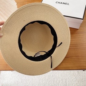 Новая плоская соломенная шляпа CHANEL