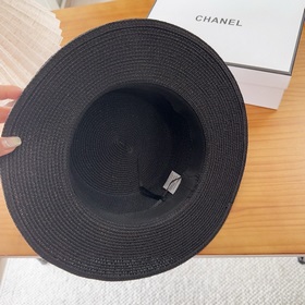 Новая плоская соломенная шляпа CHANEL