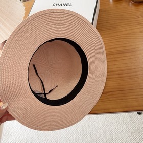 Новая плоская соломенная шляпа CHANEL