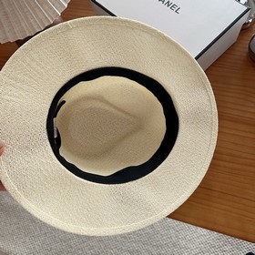 Новая плоская соломенная шляпа CHANEL