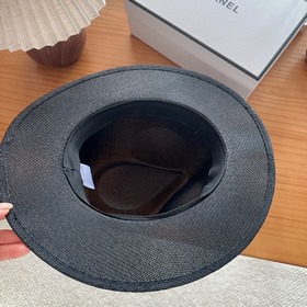 Новая плоская соломенная шляпа CHANEL