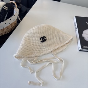 Новая вязаная рыбацкая шапка от Chanel