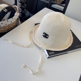 Новая вязаная рыбацкая шапка от Chanel