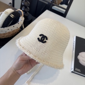 Новая вязаная рыбацкая шапка от Chanel