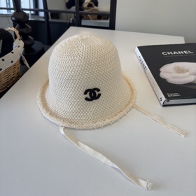 Новая вязаная рыбацкая шапка от Chanel