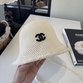 Новая вязаная рыбацкая шапка от Chanel