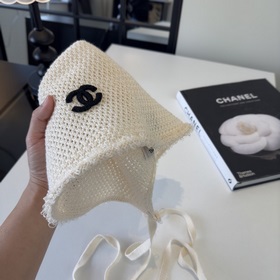 Новая вязаная рыбацкая шапка от Chanel