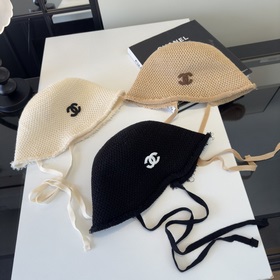 Новая вязаная рыбацкая шапка от Chanel