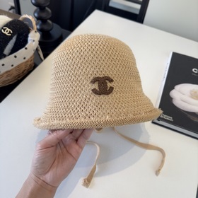 Новая вязаная рыбацкая шапка от Chanel