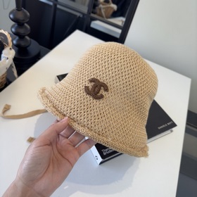 Новая вязаная рыбацкая шапка от Chanel