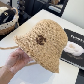 Новая вязаная рыбацкая шапка от Chanel