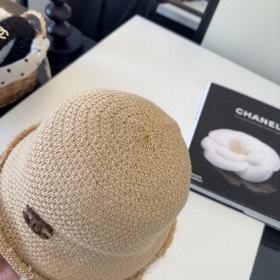 Новая вязаная рыбацкая шапка от Chanel