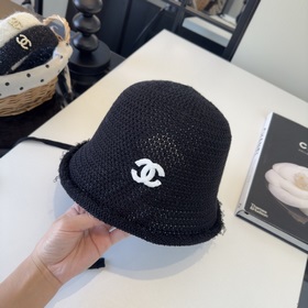 Новая вязаная рыбацкая шапка от Chanel