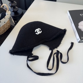 Новая вязаная рыбацкая шапка от Chanel
