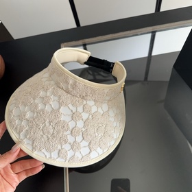 Шляпа без поля от CHANEL — незаменимы