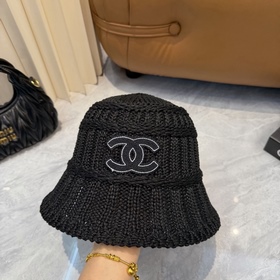 Вязаная шапка-чаша CHANEL, выполненная