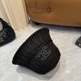 Вязаная шапка-чаша CHANEL, выполненная