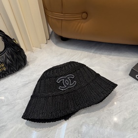 Вязаная шапка-чаша CHANEL, выполненная