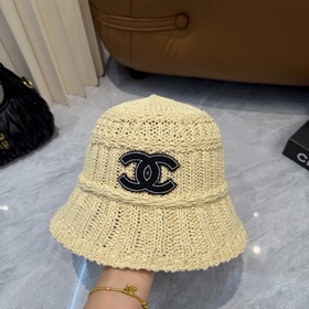 Вязаная шапка-чаша CHANEL, выполненная