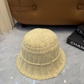 Вязаная шапка-чаша CHANEL, выполненная
