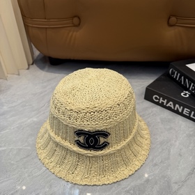 Вязаная шапка-чаша CHANEL, выполненная