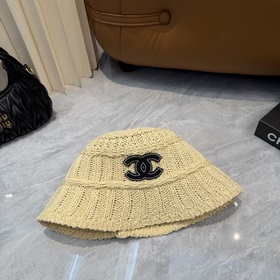 Вязаная шапка-чаша CHANEL, выполненная