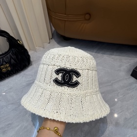 Вязаная шапка-чаша от CHANEL, выполнен