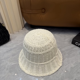 Вязаная шапка-чаша от CHANEL, выполнен
