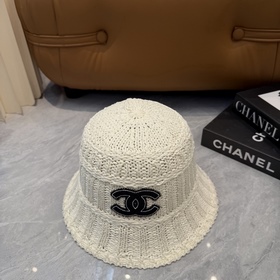 Вязаная шапка-чаша от CHANEL, выполнен