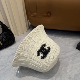 Вязаная шапка-чаша от CHANEL, выполнен