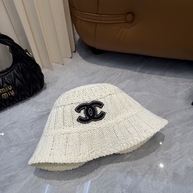 Вязаная шапка-чаша от CHANEL, выполнен