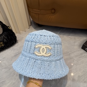 Вязаная шапка-чаша CHANEL, выполненная