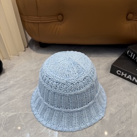 Вязаная шапка-чаша CHANEL, выполненная