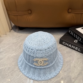 Вязаная шапка-чаша CHANEL, выполненная