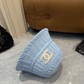Вязаная шапка-чаша CHANEL, выполненная