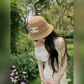 Вязаная шапка-чаша CHANEL, выполненная