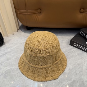 Вязаная шапка-чаша CHANEL, выполненная
