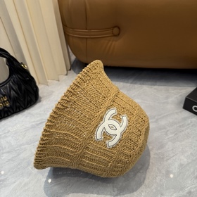 Вязаная шапка-чаша CHANEL, выполненная