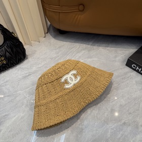 Вязаная шапка-чаша CHANEL, выполненная