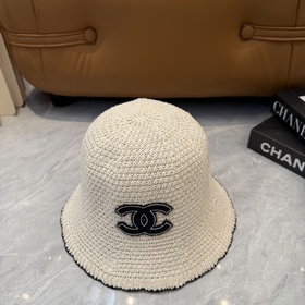 Вязаная шапка-чаша CHANEL, выполненная