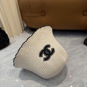 Вязаная шапка-чаша CHANEL, выполненная