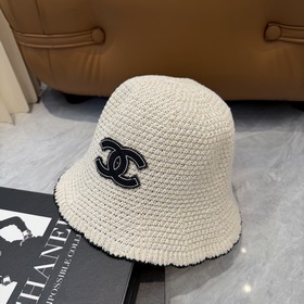 Вязаная шапка-чаша CHANEL, выполненная