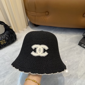 Вязаная шапка-чаша CHANEL, выполненная