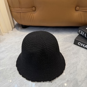 Вязаная шапка-чаша CHANEL, выполненная