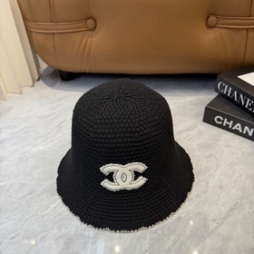 Вязаная шапка-чаша CHANEL, выполненная