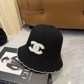Вязаная шапка-чаша CHANEL, выполненная