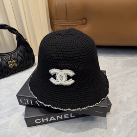 Вязаная шапка-чаша CHANEL, выполненная