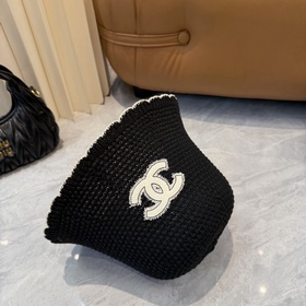 Вязаная шапка-чаша CHANEL, выполненная