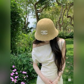 Вязаная шапка-чаша CHANEL, выполненная