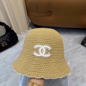 Вязаная шапка-чаша CHANEL, выполненная